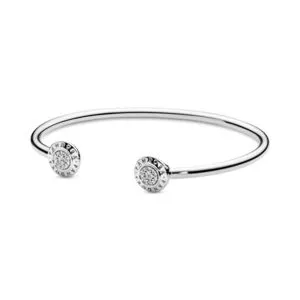 Oferta de Brazalete abierto con pavé y logotipo Pandora por $3695 en Pandora