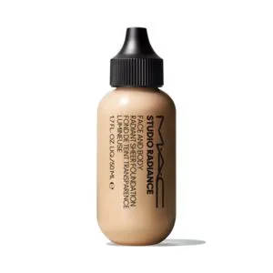Oferta de Studio Radiance Face and Body Radiant Sheer Foundation por $739 en MAC Cosmetics