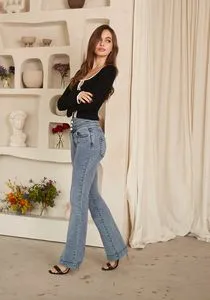 Oferta de High Waist Wide Leg Jeans por $119 en Bebe