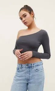 Oferta de Camiseta manga larga asimétrica por $399 en Stradivarius
