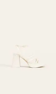 Oferta de Sandalias tiras plataforma por $539 en Stradivarius