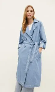 Oferta de Trench largo fluido denim por $1499 en Stradivarius