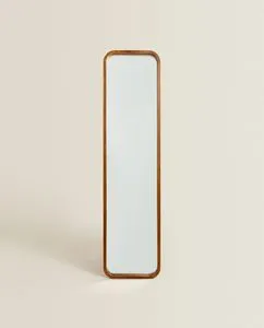Oferta de ESPEJO DE PIE DE MADERA por $2999 en ZARA HOME