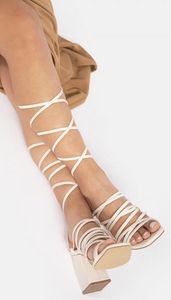 Oferta de Sandalia de tacón tiras por $279 en Blue Colash