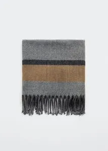 Oferta de Bufanda rayas por $369 en Mango