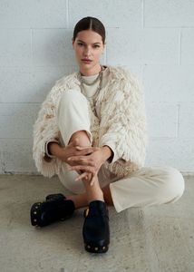 Oferta de Zueco piel interior borreguito por $1899 en Mango
