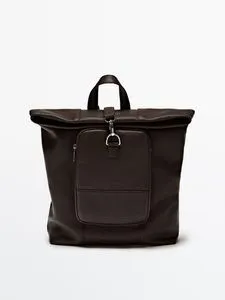 Oferta de Mochila Marrón Plegada Piel por $4995 en Massimo Dutti
