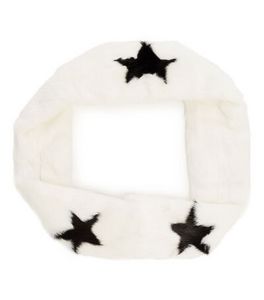 Oferta de Bufanda de mink blanca con estrellas negras Mujer por $8910 en El Palacio de Hierro