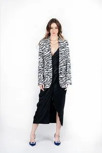 Oferta de Blazer estampado animal print blanco con negro por $659 en Cklass