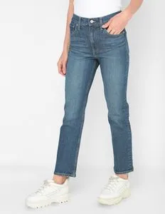 Oferta de Jeans straight GAP lavado deslavado corte cintura para mujer por $979.3 en GAP