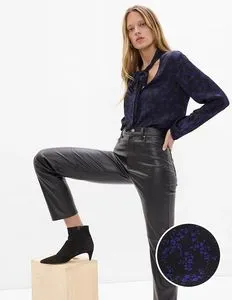 Oferta de Blusa casual manga larga para mujer por $1049.3 en GAP