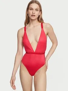 Oferta de Shine Strap Plunge One-Piece Swimsuit por $1080.52 en Victoria's Secret